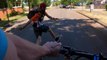 Un voleur de vélo se fait poursuivre par un homme en trottinette