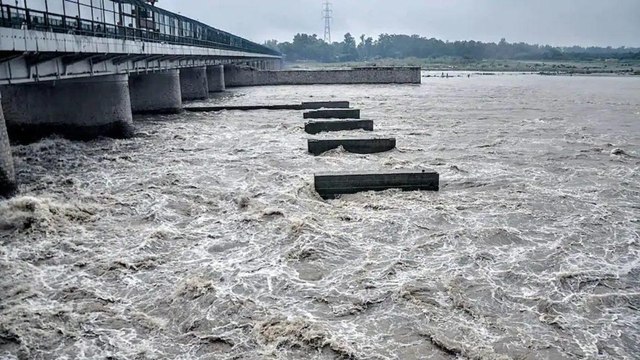 Delhi: Yamuna level rising, danger of flood in nearby areas