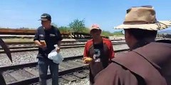 un grupo de personas de buen corazon ayudan a los caravaneros catrachos de la #caravana #migrante de #Honduras en las vias del tren en guaymas sonora mexico les dan agua y comida