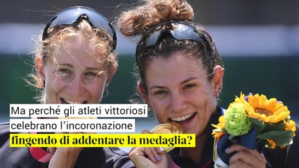 Tokyo 2020, perché gli atleti mordono le medaglie