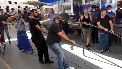 Pazarın ortasında bırakılan araç, esnafı harekete geçirdi! Lastiğin altına metal tepsi koyup halatla çektiler
