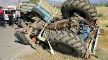 Tarım işçilerini taşıyan traktör ile kamyon çarpıştı: 2 ölü