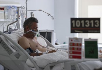 Yoğun bakımdaki Kovid-19 hastası Yavaş: "Hayatımla oynadım. Kimse aşısını ihmal etmesin"