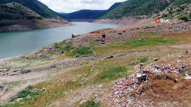 Baraj suları çekildi, 29 yıl önce sular altında kalan köy gün yüzüne çıktı