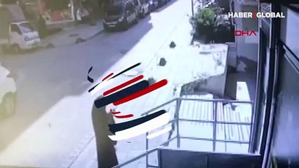 Kadının yardımına koşan esnaf hırsızı böyle dövdü