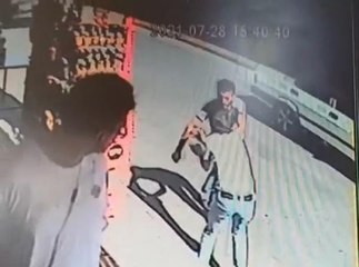 Son dakika! DONDURMA KÜLAHINI YERE ATINCA BIÇAKLANMASI KAMERADA