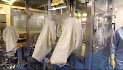 Vaccins AstraZeneca stockés dans un entrepôt réfrigéré exploité