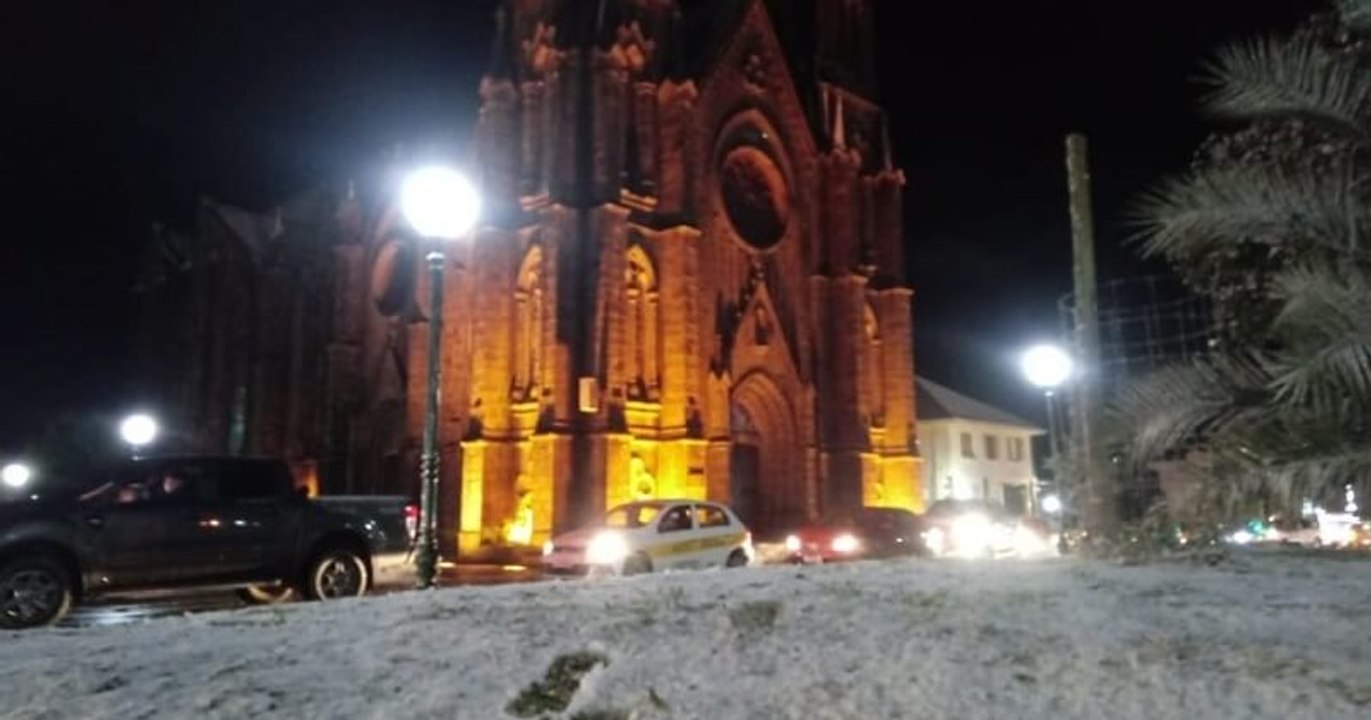 Brésil : une vague de froid polaire s'abat sur la province de Rio Grande, ensevelie par la neige