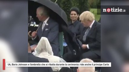 Uk, Boris Johnson e l’ombrello che si ribalta durante la cerimonia: ride anche il principe Carlo