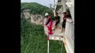 En Chine, des touristes sautent à l'élastique depuis le plus haut pont en verre du monde