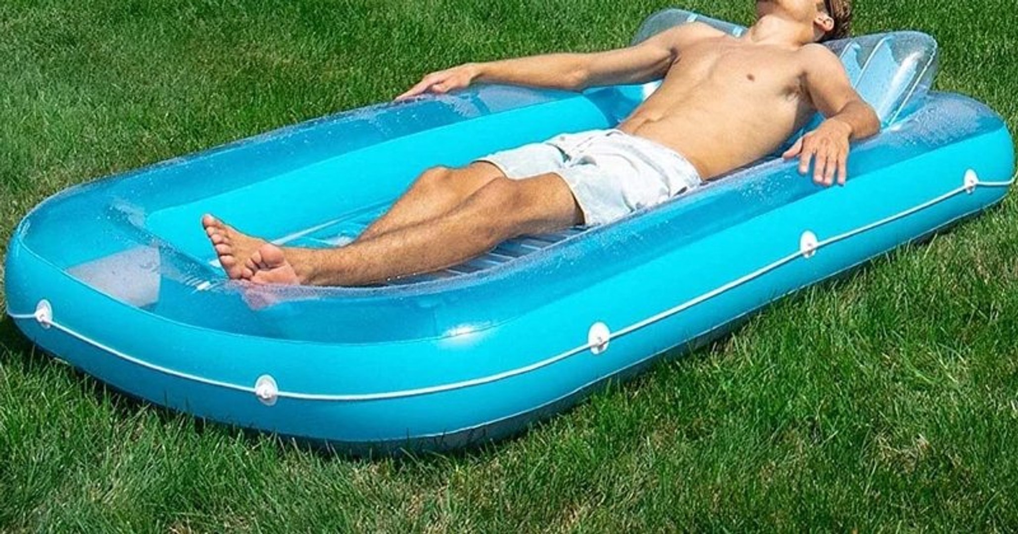 Vous n'avez pas de piscine ? Optez pour ce matelas gonflable que vous  pouvez remplir avec de l'eau pour bronzer au frais - Vidéo Dailymotion