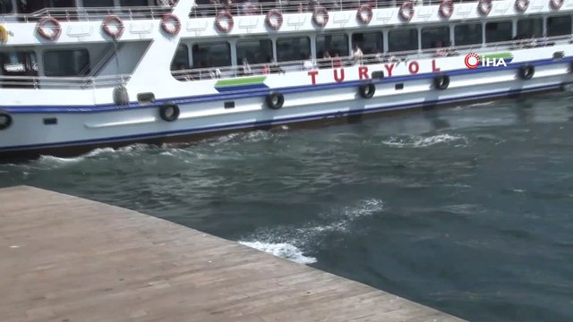 Sıcaktan bunalan çocuklar denize girerek serinledi