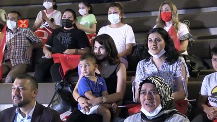 Esra Yıldız'a annesi ekran başında dualarla destek verdi