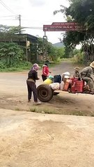 máy xới thành xe cày đưa gia đình vượt 200km về quê tránh dịch
