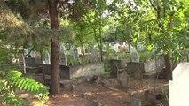 Sağlık ekipleri kabir ziyareti yapan vatandaşları mezarlık girişinde aşıladı