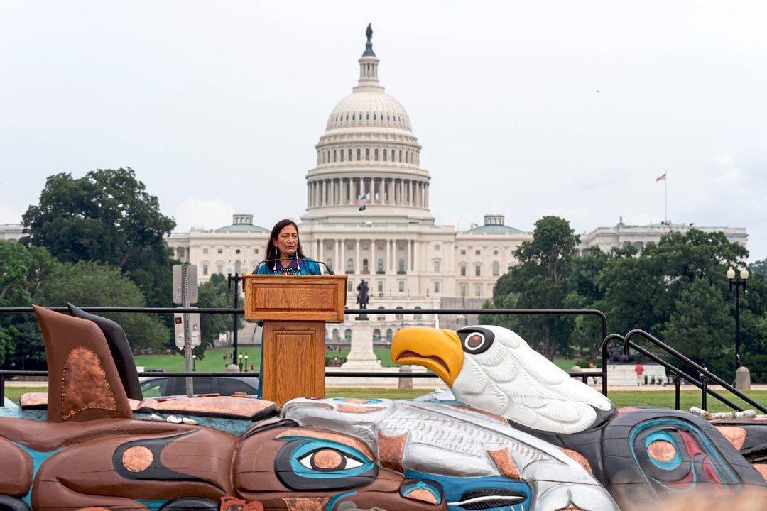 Totempfahl vor Kapitol: Ureinwohner kämpfen für ihre Rechte