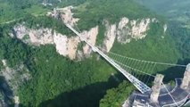 Impresionantes saltos desde el puente colgante más alto del mundo