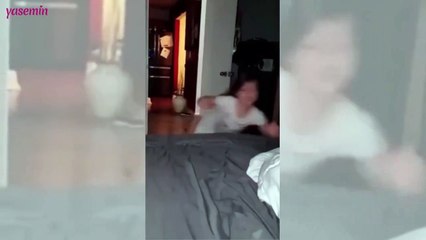 Küçük kızı kovalayan kedi bakın yakalayınca ne yaptı