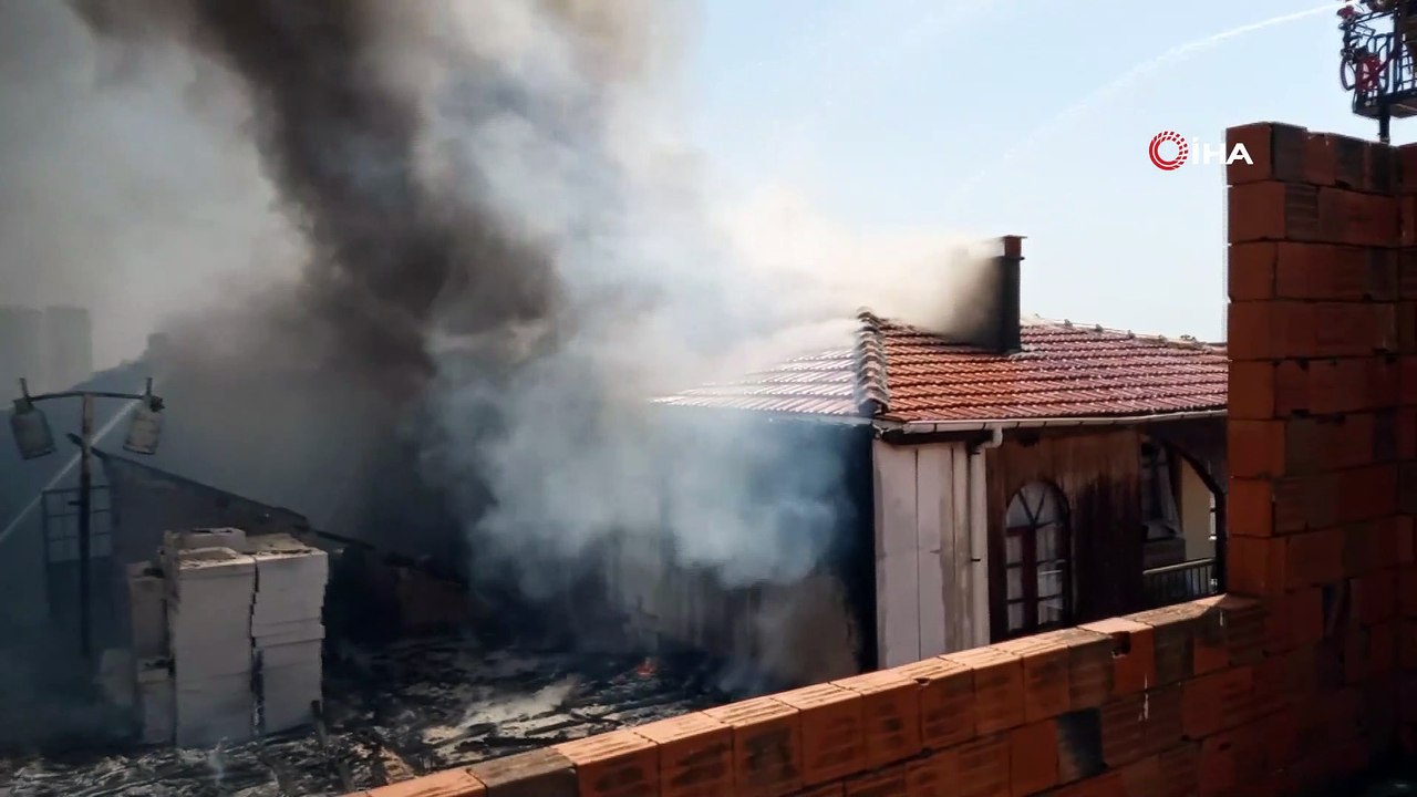 Pendik’te binanın çatısının alev alev yandığı anlar kamerada