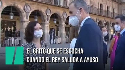 El rey va a saludar a Ayuso y justo en ese momento se escucha este grito en Salamanca