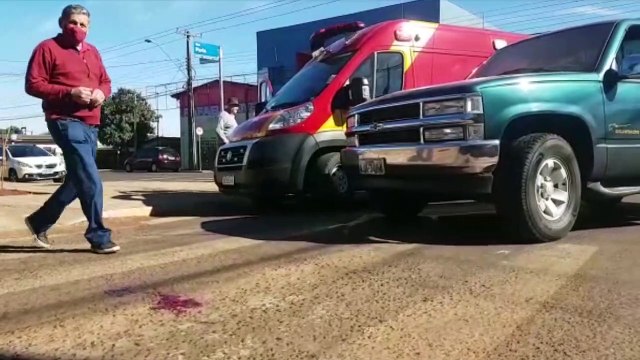 Homem fica ferido após ser atropelado por caminhonete na Rua Itália e é atendido pelos socorristas