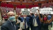 شاهد: فوضى في البرلمان الإيطالي احتجاجا على تطبيق نظام الشهادة الصحية