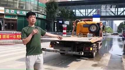 11 thanh niên giải cứu 3 nạn nhân mắc kẹt trong chiếc xe bị ngập