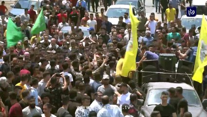 مئات الفلسطينيين يشيعون جثمان الشهيد شوكت عوض في الخليل