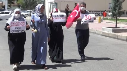 "Oğlun dağdan gelirse kulaklarımıza soğan takarız" demişlerdi...Oğlu teslim olan anne, HDP il binasına soğan astı