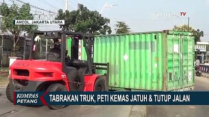 Tabrak Truk Lain, Peti Kemas Terlepas dan Menutup Jalan