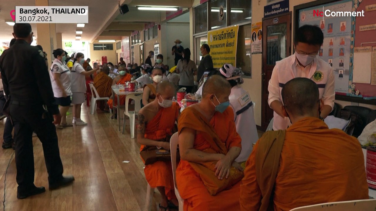 Buddhistische Mönche erhalten Impfung