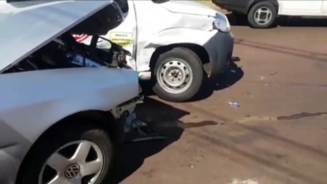 Carros se envolvem em colisão no Bairro Santos Dumont, em Cascavel