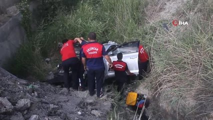 Erzincan'da şarampole uçan otomobildeki 3 kişi yaralandı