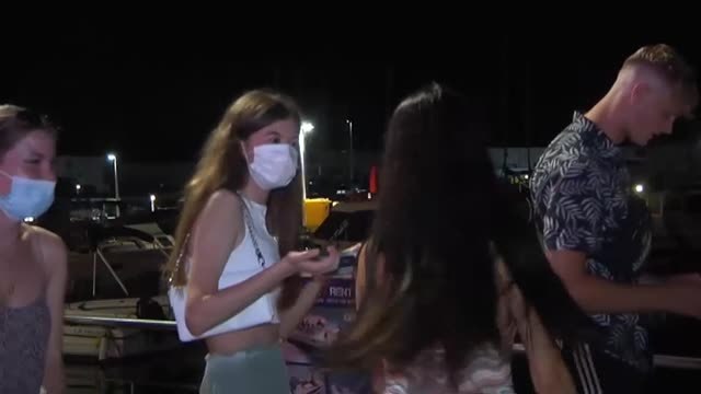 Botellones y fiestas pese al toque de queda