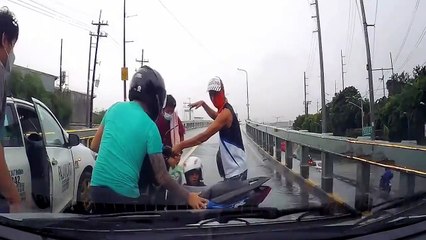 Ce motard n'a pas vu l'énorme flaque