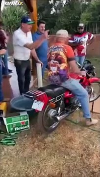Traverser un petit pont de bois en moto... la bonne idée du jour