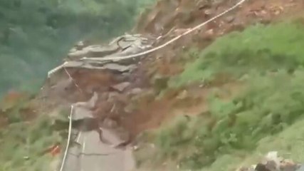 Скачать видео: Stretch of road caves in due to landslide in Himachal Pradesh's Sirmaur