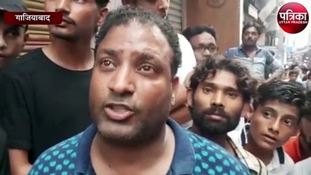 कपड़ों के तीन मंजिला शोरूम में लगी आग धू धू कर जलने लगे कपड़े