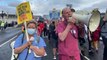 Los sanitarios británicos protestan ante una subida salarial 