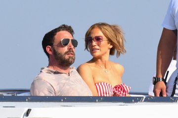 Jennifer Lopez and Ben Affleck Make Out While at Dinner — Again