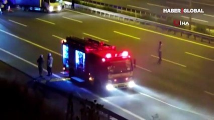 Başakşehir'de plastik ve ayakkabı yüklü tır alev alev yandı