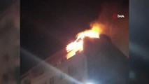 Güngören'de 5 katlı bir binanın çatısı alev alev yandı