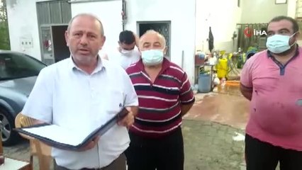 Köy muhtarı evleri ve tarlaları dolaşıp, vatandaşları aşıya çağırıyor