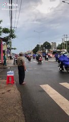 Người Bình Phước hỗ trợ nước uống cho đoàn xe về quê