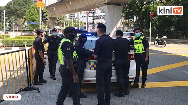 10.45am: Polis tutup laluan ke Dataran Merdeka menjelang protes #Lawan