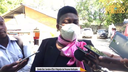 Sekretè Deta Soinette Désir vizite elèv ki gen defisyans fizik kap konpoze nan Oditoryòm Labib