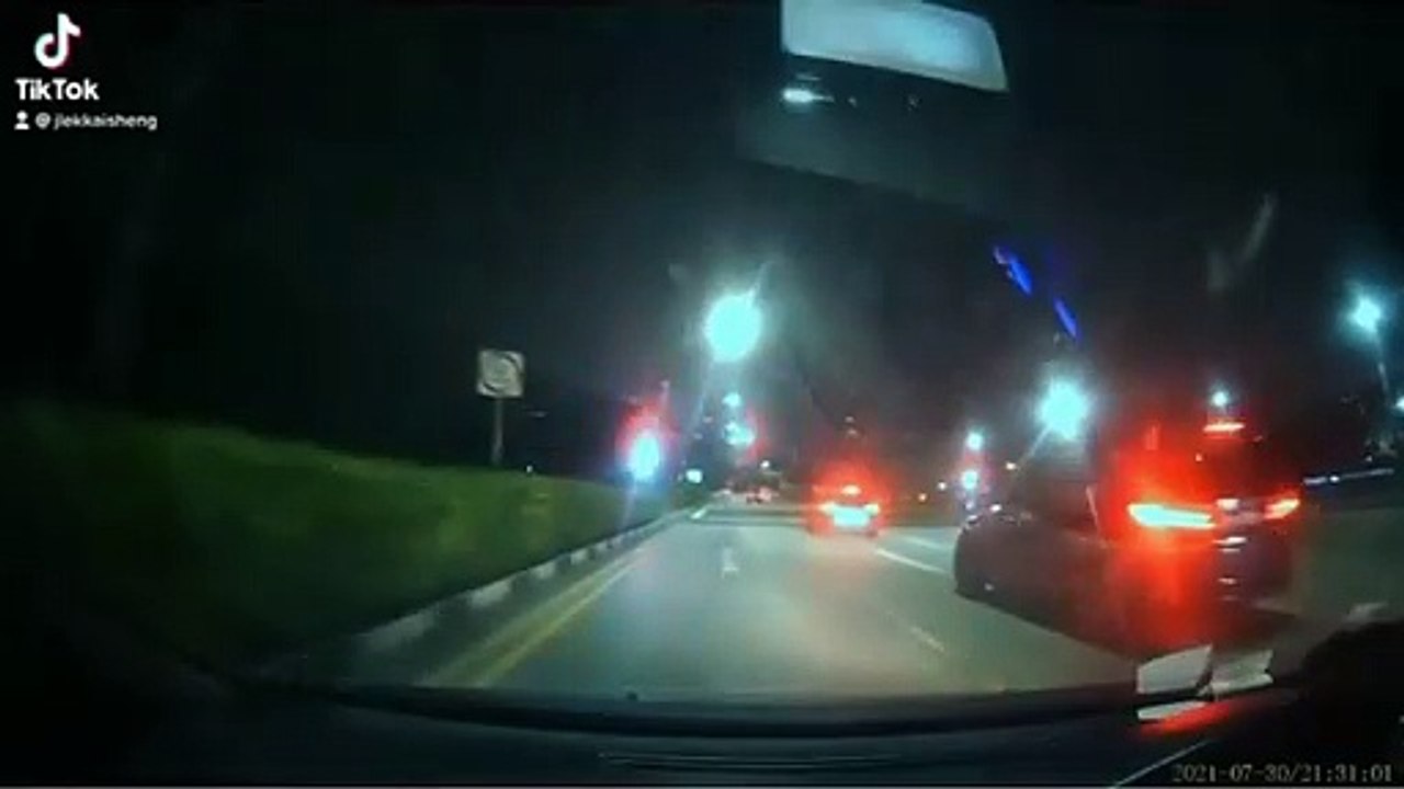 CYCLIST DASHED THROUGH RED LIGHT WANT TO EAT CURRY CHICKEN