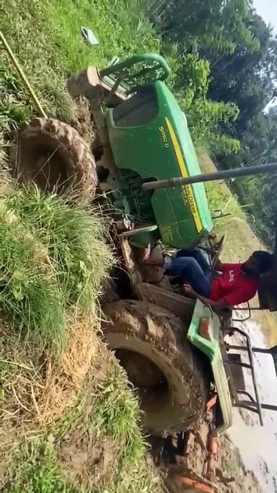 Tractor Mud Stuck Very easily Climbing | John Deere 5050 D 4WD With Rotavator | Strong Rope Support | Zubair Menothil