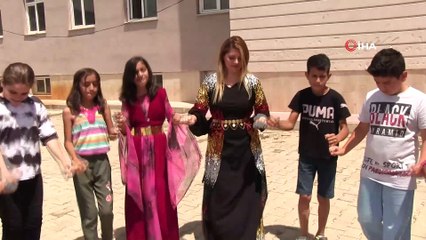 Şırnak’ta öğretmenler yöresel kıyafetli ders işliyor