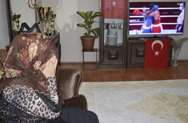 MİLLİ BOKSÖR MALKAN'IN ANNESİ, OĞLUNUN MÜSABAKASINI HEYECANDAN İZLEYEMEDİ